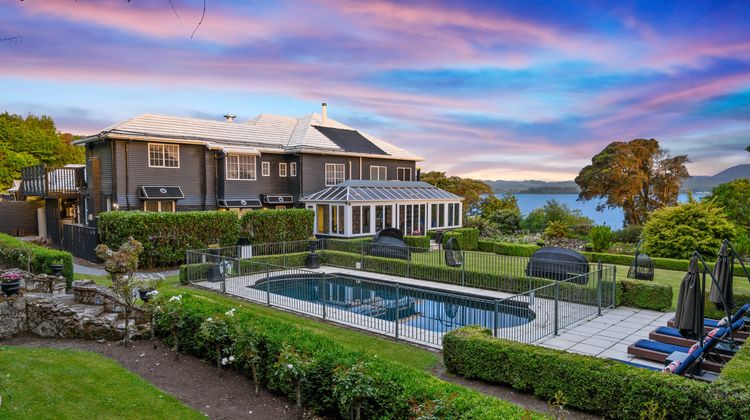 Black Swan Lakeside Boutique Hotel Exterior