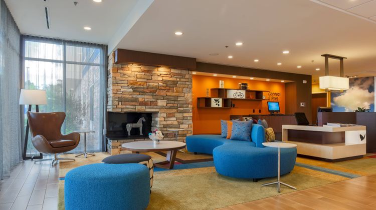 Fairfield Inn & Suites Alexandria Lobby