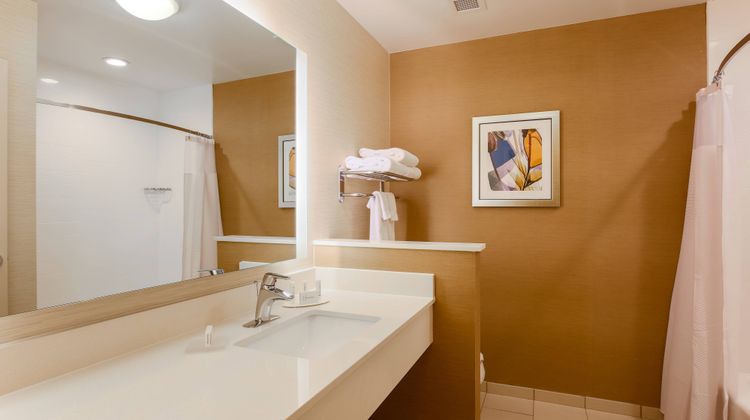 Fairfield Inn & Suites Alexandria Room