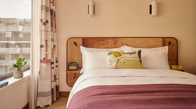 <b>Sir Devonshire Square Room</b>. Images powered by <a href="https://www.leonardoworldwide.com/" title="Leonardo Worldwide" target="_blank">Leonardo</a>.