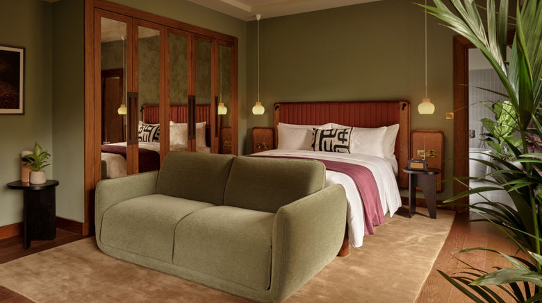 <b>Sir Devonshire Square Suite</b>. Images powered by <a href="https://www.leonardoworldwide.com/" title="Leonardo Worldwide" target="_blank">Leonardo</a>.
