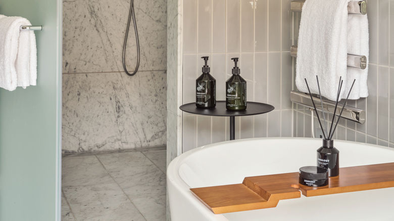 <b>Sir Devonshire Square Room</b>. Images powered by <a href="https://www.leonardoworldwide.com/" title="Leonardo Worldwide" target="_blank">Leonardo</a>.