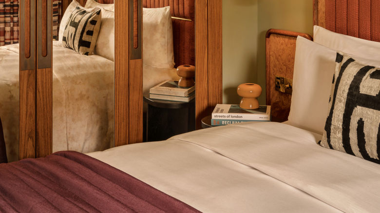 <b>Sir Devonshire Square Room</b>. Images powered by <a href="https://www.leonardoworldwide.com/" title="Leonardo Worldwide" target="_blank">Leonardo</a>.