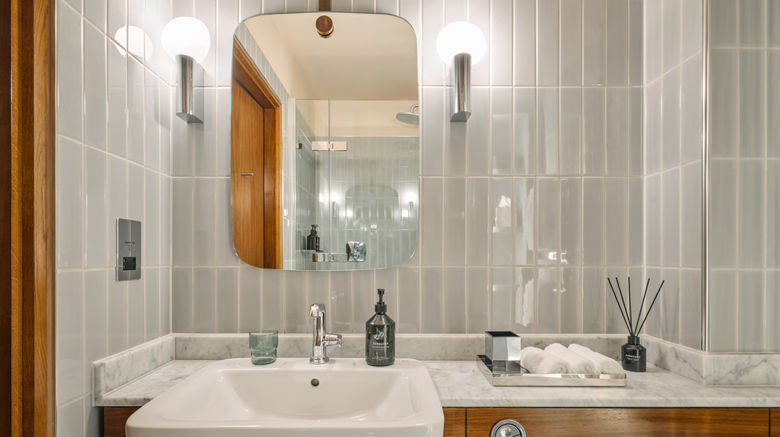 <b>Sir Devonshire Square Room</b>. Images powered by <a href="https://www.leonardoworldwide.com/" title="Leonardo Worldwide" target="_blank">Leonardo</a>.