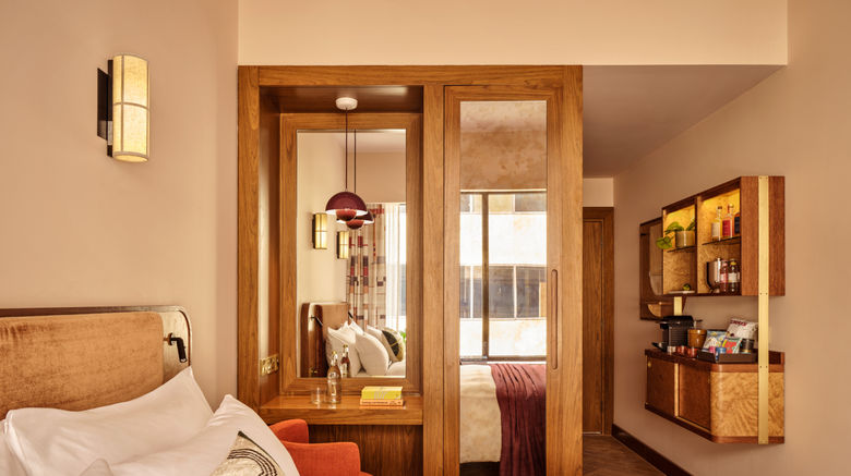 <b>Sir Devonshire Square Room</b>. Images powered by <a href="https://www.leonardoworldwide.com/" title="Leonardo Worldwide" target="_blank">Leonardo</a>.