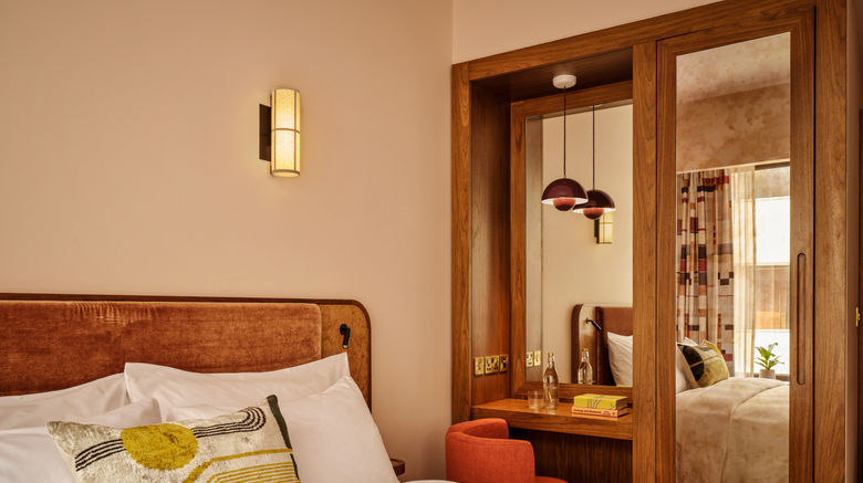 <b>Sir Devonshire Square Room</b>. Images powered by <a href="https://www.leonardoworldwide.com/" title="Leonardo Worldwide" target="_blank">Leonardo</a>.
