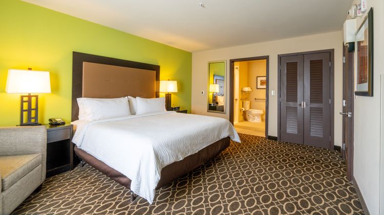 Holiday Inn Murfreesboro Suite