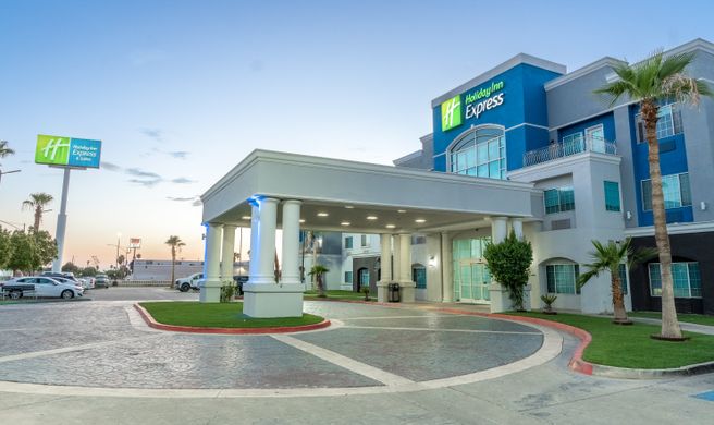 Holiday Inn Express & Suites Exterior