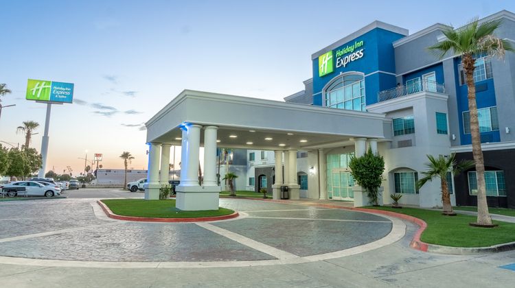 Holiday Inn Express & Suites Exterior