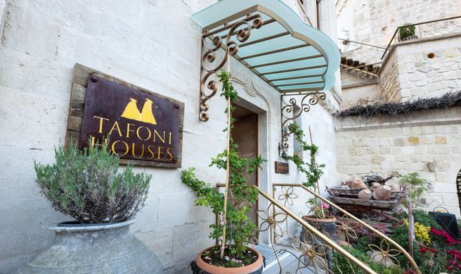 Tafoni Cave Hotel Exterior