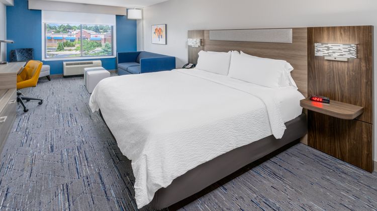Holiday Inn Express & Suites Suite