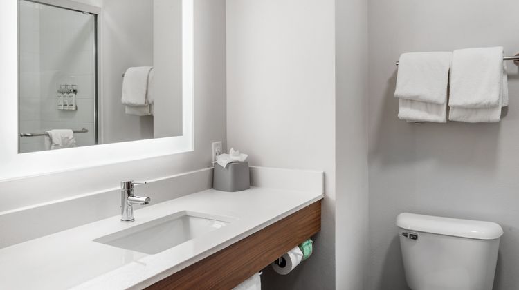 Holiday Inn Express Hotel & Sts Maumelle Room