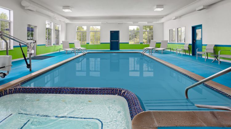 Holiday Inn Express & Suites Traverse Pool