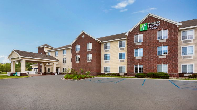 Holiday Inn Express & Suites Traverse Exterior