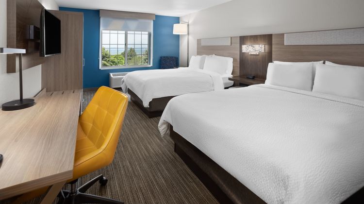 Holiday Inn Express & Suites Traverse Room