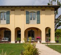 Elizabeth Country House Exterior