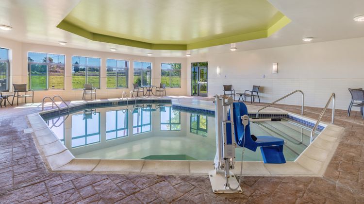 Holiday Inn Express & Suites KCI Airport Pool