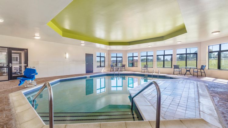 Holiday Inn Express & Suites KCI Airport Pool
