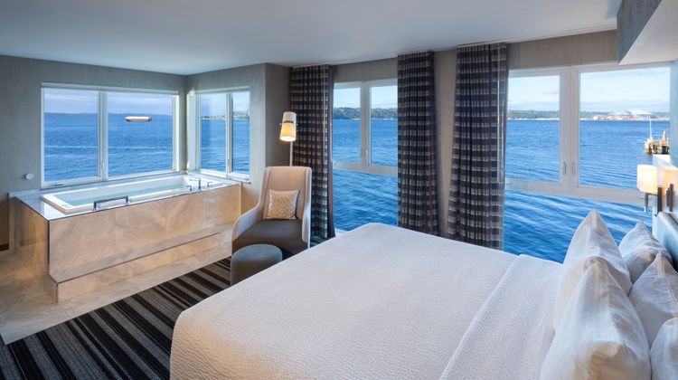 Silver Cloud Inn Room