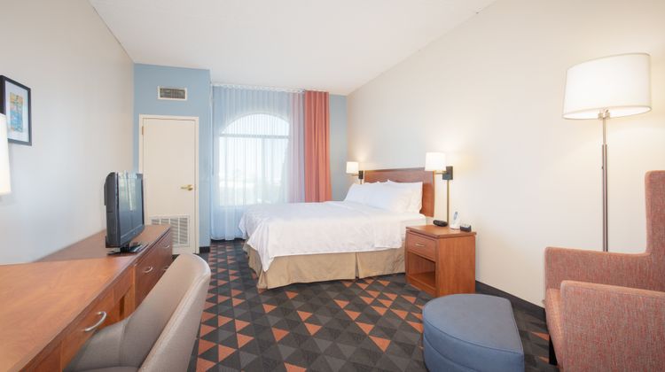 Holiday Inn Hotel & Suites Suite