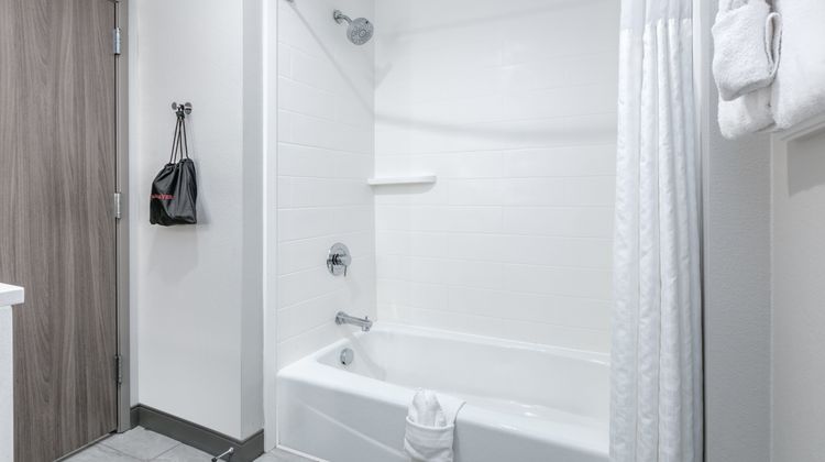 Holiday Inn Express & Stes Dallas North Room