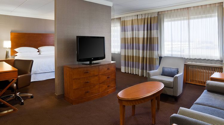 Sheraton Niagara Falls Room