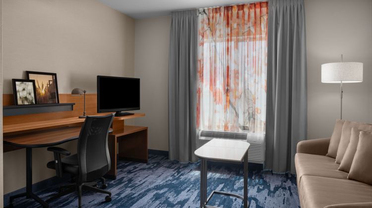 Fairfield Inn & Suites Orange County Room