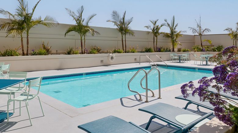 <b>The Westin Los Angeles Airport Pool</b>. Images powered by <a href="https://www.leonardoworldwide.com/" title="Leonardo Worldwide" target="_blank">Leonardo</a>.