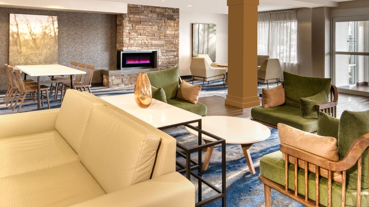 Fairfield Inn & Suites Toronto Lobby