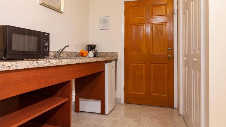 <b>Bell Channel Inn Hotel Bahamas Suite</b>. Images powered by <a href="https://www.leonardoworldwide.com/" title="Leonardo Worldwide" target="_blank">Leonardo</a>.