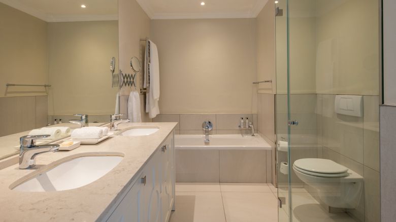 <b>The Cellars Hohenort Hotel Room</b>. Images powered by <a href="https://www.leonardoworldwide.com/" title="Leonardo Worldwide" target="_blank">Leonardo</a>.