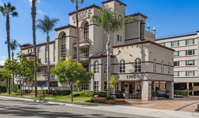 Peacock Suites Exterior