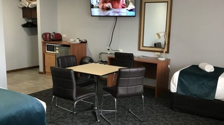Town & Country Motor Inn Room