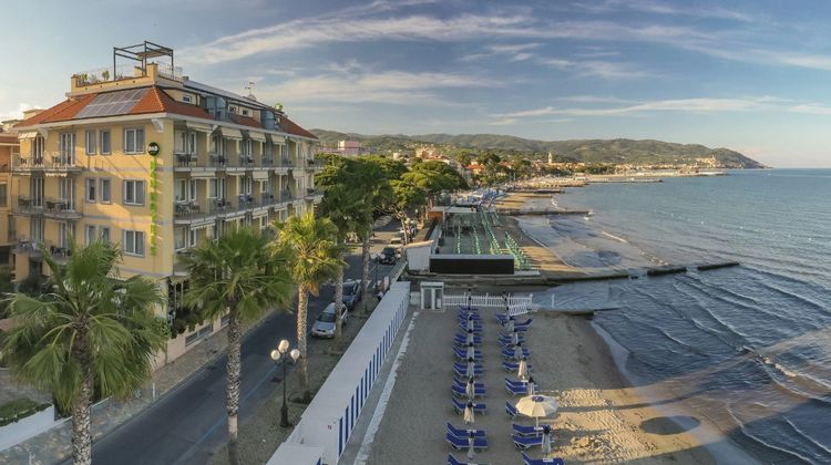 B&B Hotel Diano Marina Palace Exterior