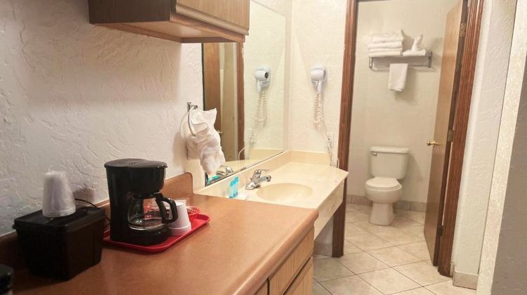 Red Carpet Inn Room