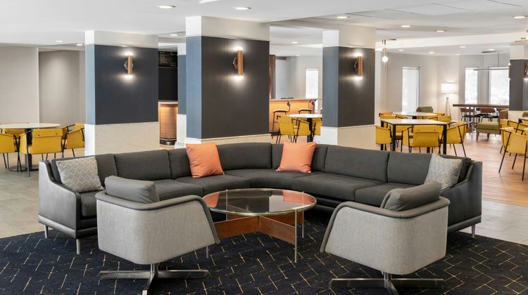 Courtyard Cleveland Airport South Lobby