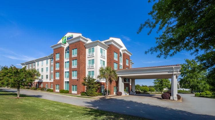 Holiday Inn Express Hotel & Suites Exterior