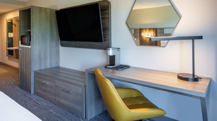 Holiday Inn Express Hotel & Suites Room