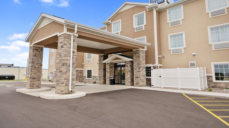 Cobblestone Hotel & Suites Exterior