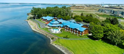 River Lodge and Grill Exterior