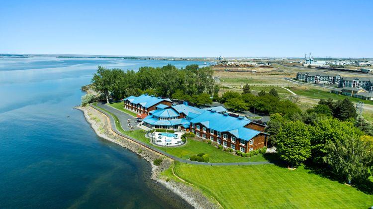 River Lodge and Grill Exterior