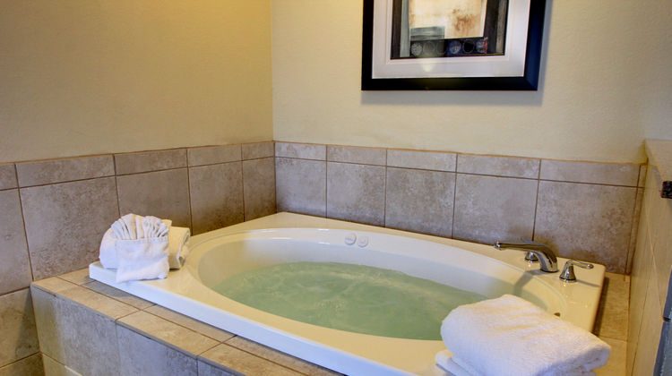 Cobblestone Inn Carrington Suite