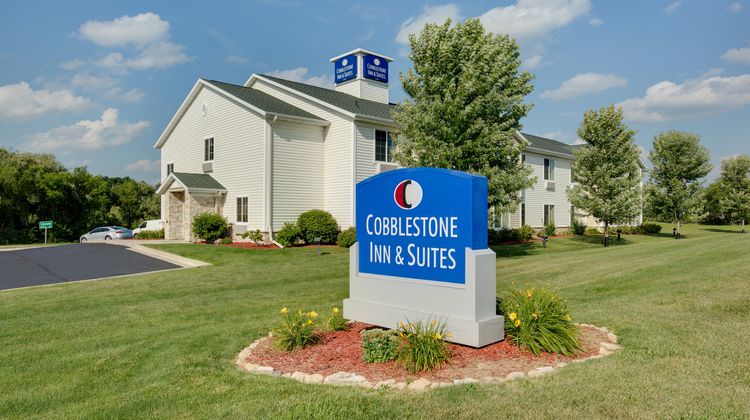 Cobblestone Inn & Suites Exterior