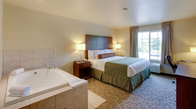 Cobblestone Inn & Suites Suite