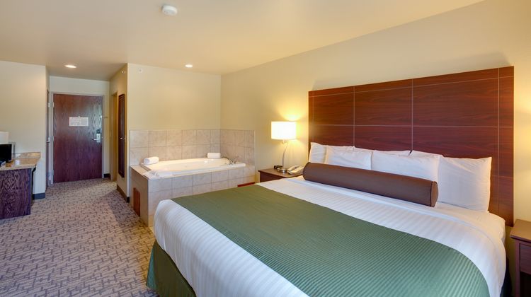 Cobblestone Inn & Suites Suite