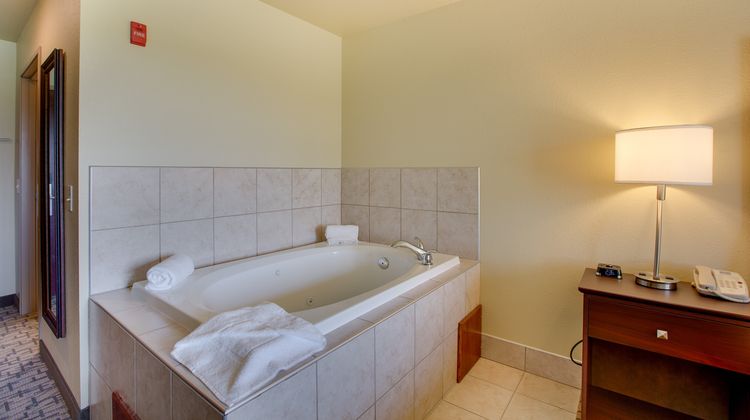 Cobblestone Inn & Suites Suite