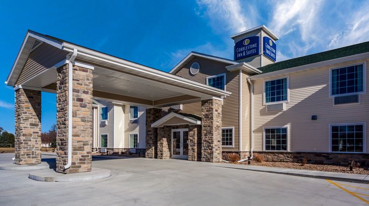 Cobblestone Inn & Suites Exterior