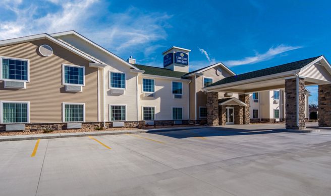 Cobblestone Inn & Suites Exterior