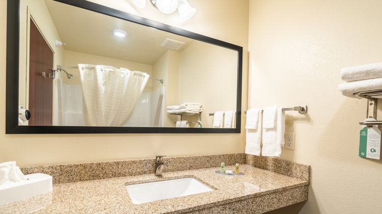 Cobblestone Inn & Suites Room