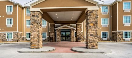 Cobblestone Inn & Suites Exterior